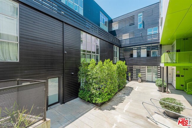 Building Photo - 2 br, 2 bath Condo - 825 N Kings Rd Apt 9