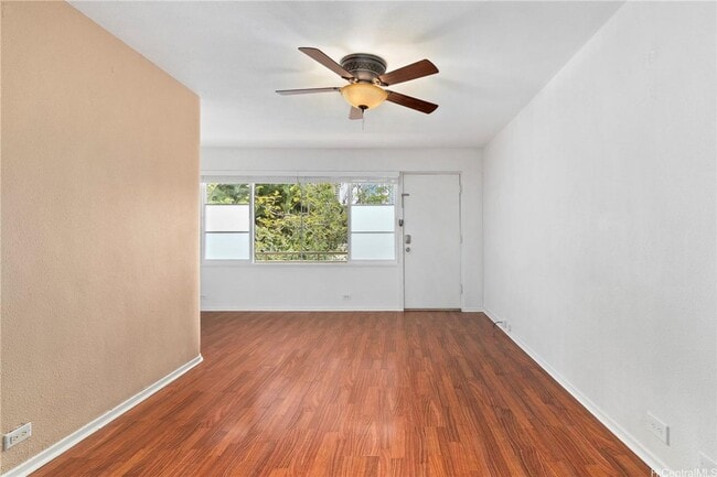 Building Photo - Available now! 1BD/1BA/1PKG at Hawaiiana Gardens in Waikiki.