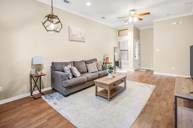 Foto del edificio - AUGUST PRE-LEASE Spacious 3 Bedroom 2.5 Bathroom Townhome with Covered Parking