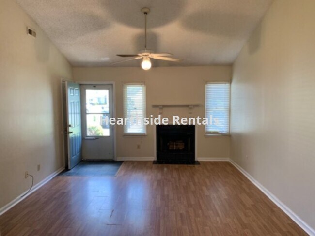 Foto del edificio - **3 Bedroom 2 Bath Duplex Near Medical Dis...