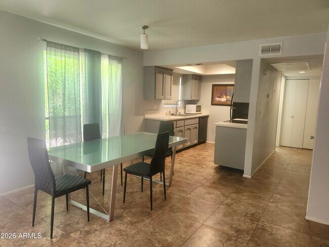 Building Photo - 3119 W Cochise Dr