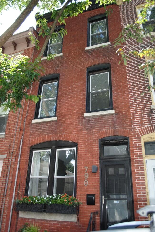 Building Photo - 790 N Croskey St