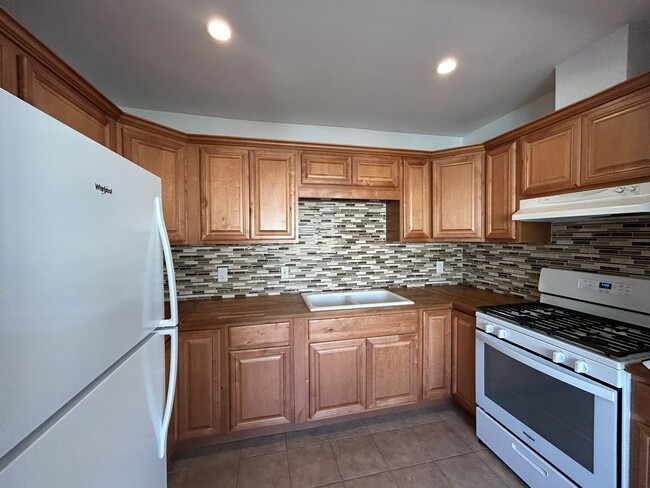 Building Photo - Upper Spacious Bankers Hill Unit!
