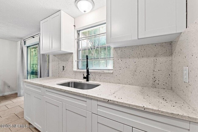 Building Photo - 4504 Lincrest Dr S