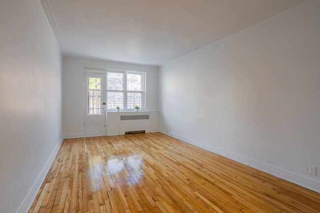 Building Photo - 4840 Boul Édouard-Montpetit