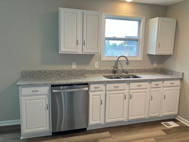 Building Photo - Recently remodeled Hermitage Gem.