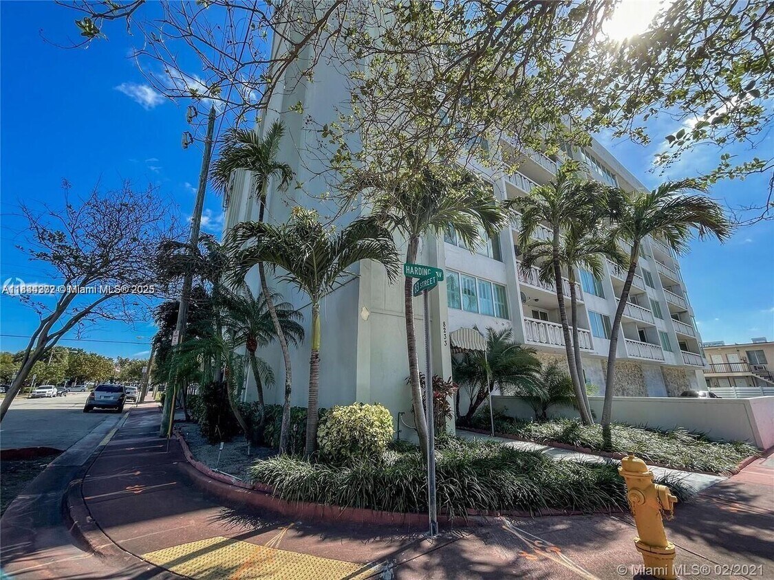 Foto principal - 8233 Harding Ave