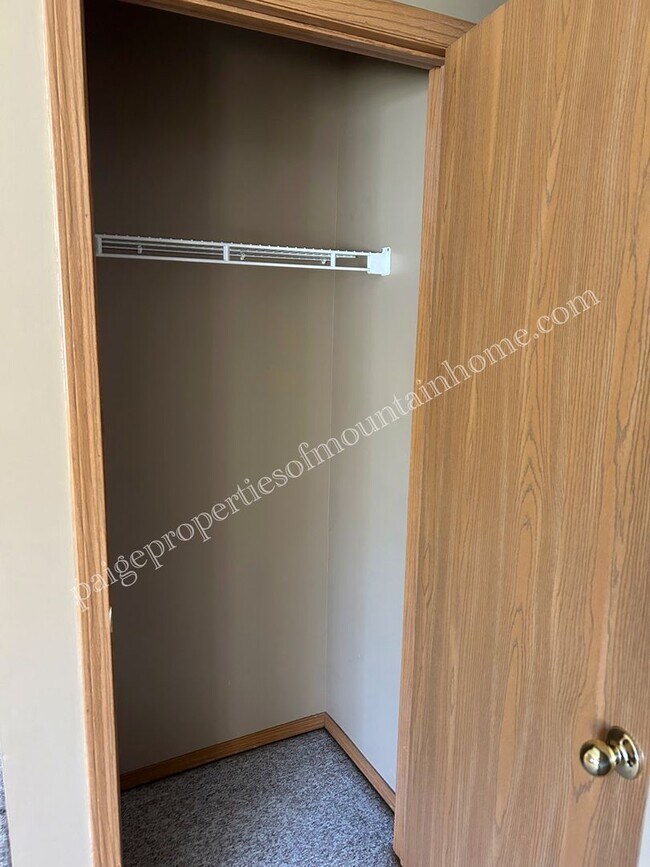 Foto del edificio - 1320 Meadowbrook Dr