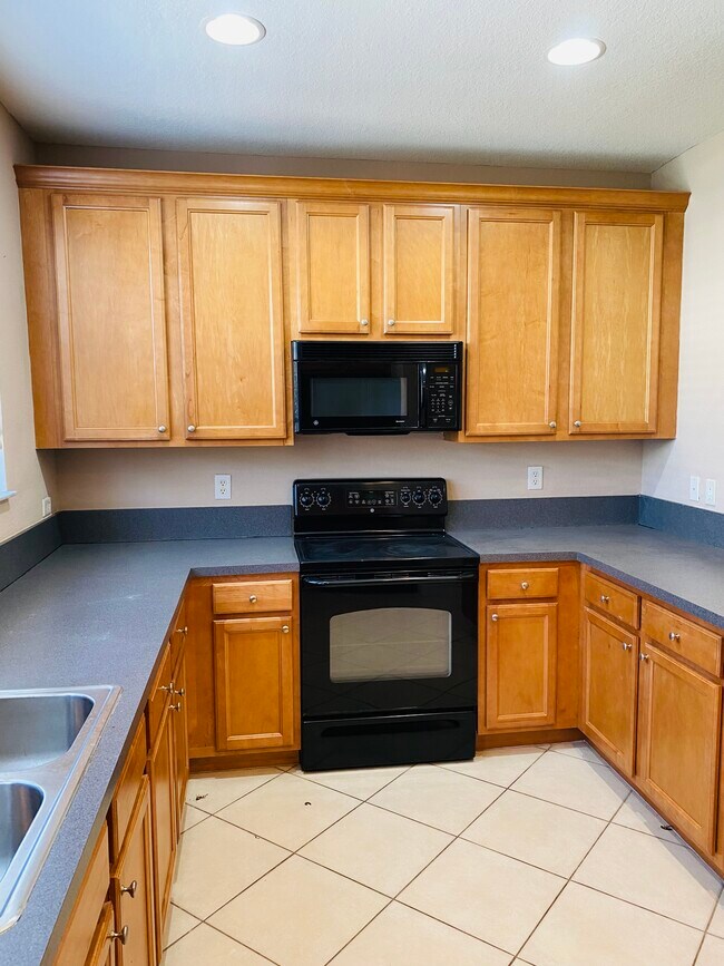 Building Photo - 833 Millbrae Ct