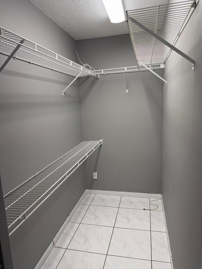 Building Photo - 116 Burgundy B