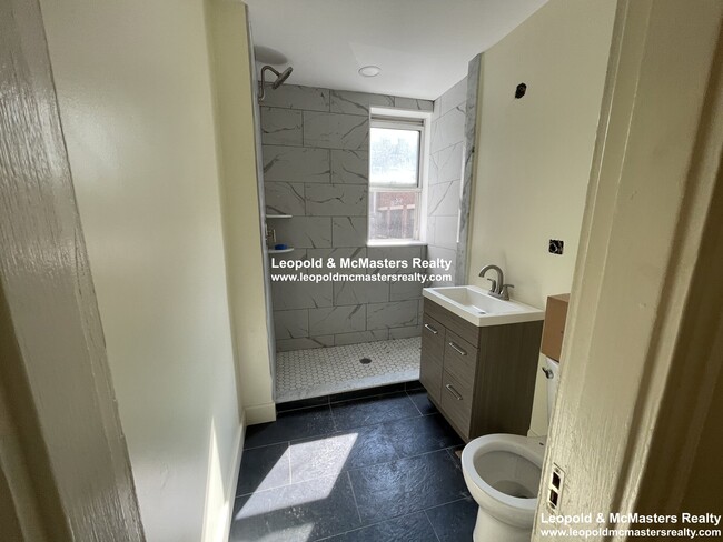 Building Photo - 112 Queensberry St