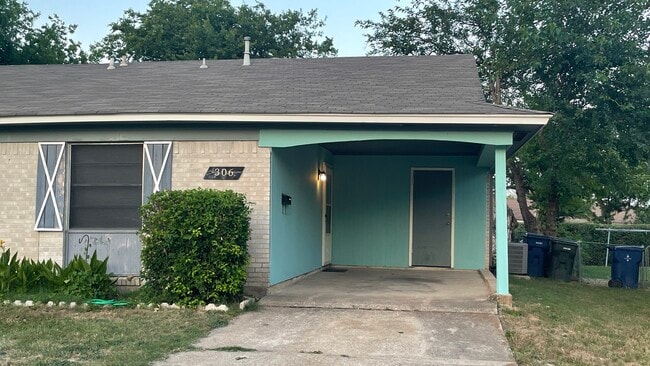 Building Photo - 306 Rita Dr