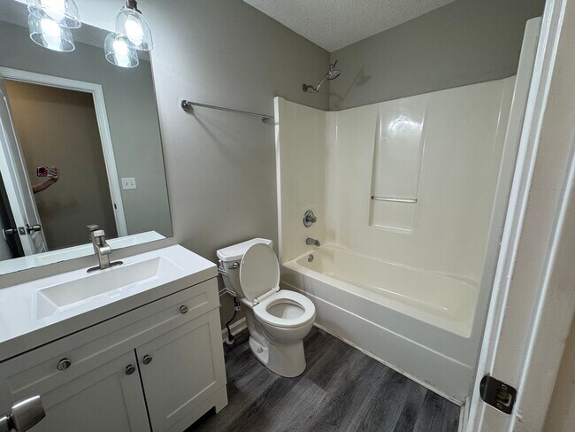 Foto del edificio - 3 Bedroom 2 Bath Split Level w/ Bonus Room...
