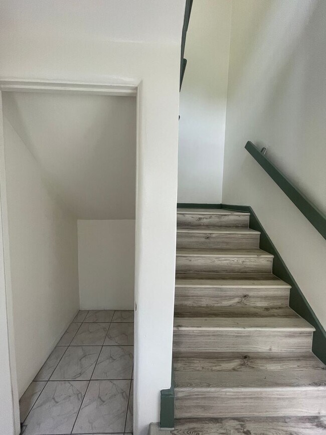 Building Photo - Bright & Spacious Unit in the Heart of Bur...
