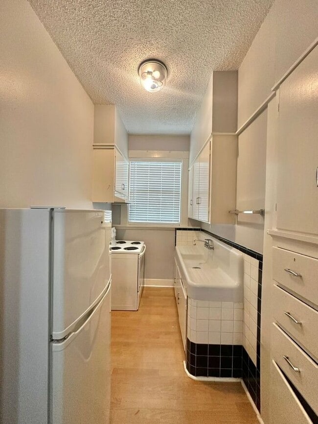 Foto del edificio - 1 Bed 1 Bath at Broadway Apartments! All B...
