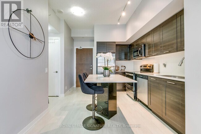 Photo du bâtiment - 2212 Lake Shore Blvd W