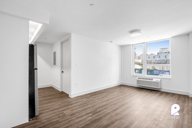 Building Photo - 2069 Honeywell Ave
