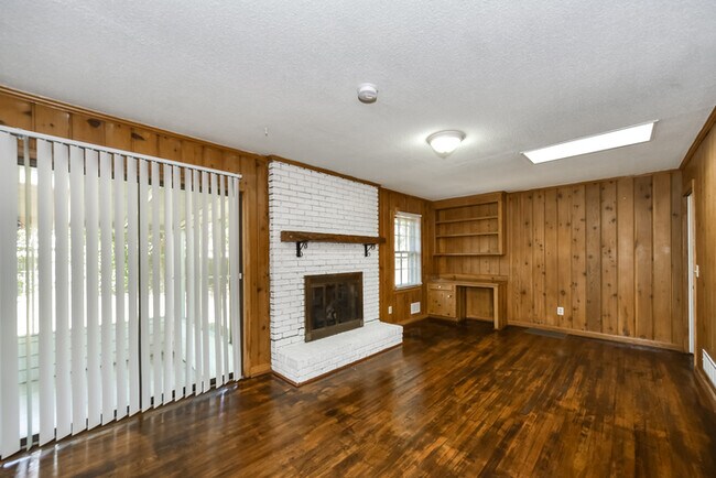 Foto del edificio - 719 Woodland Hills Rd W