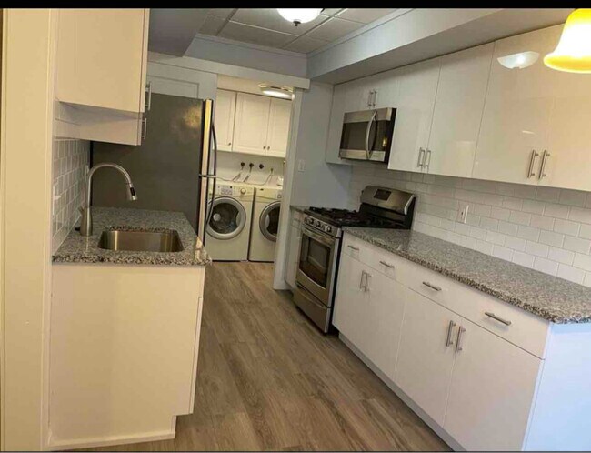 Building Photo - 208 Saratoga Ct