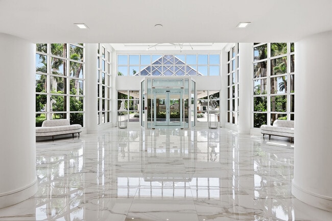 Building Photo - 8111 Bay Colony Dr