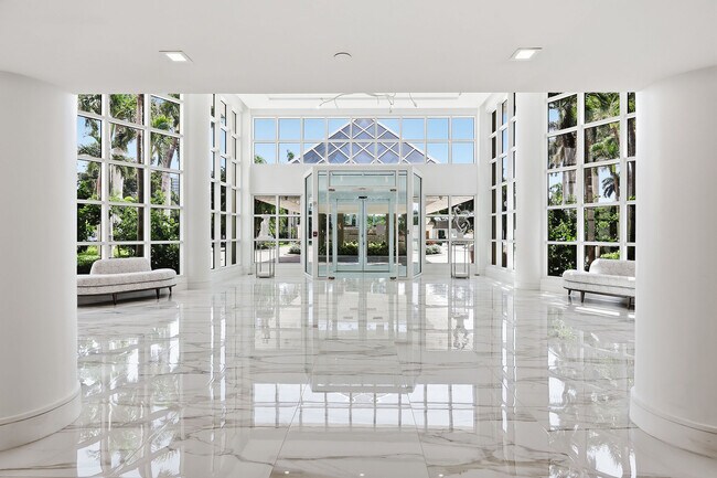 Foto del edificio - 8111 Bay Colony Dr