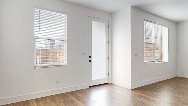 Building Photo - Beautiful and Bright 3 Bedroom 2.5 Bathroom Home with 2 Car Tandem Garage! PG&E Included!
