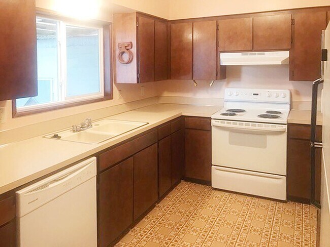 Building Photo - Spacious 5 Bedroom Home in Great Location!