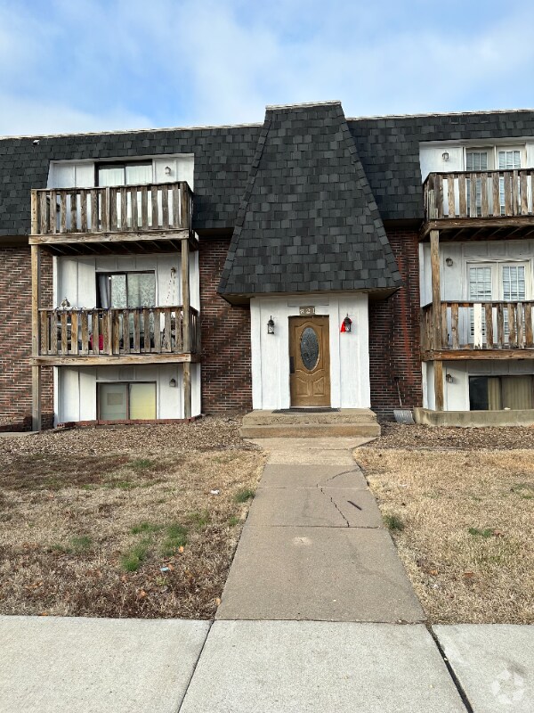 South Field Apartments for Rent with Hardwood Floors Salina, KS 1