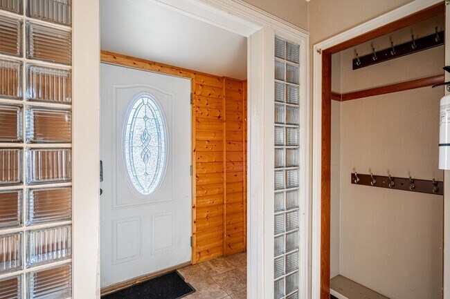 Foto del edificio - 3-Bedroom Home- Pets Allowed with Approval