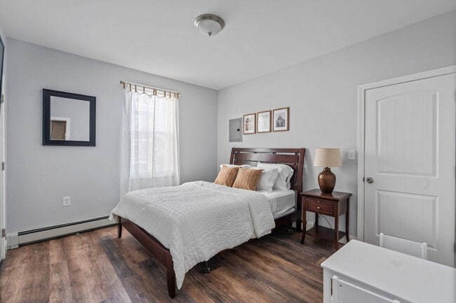 Building Photo - 346 Admiral St