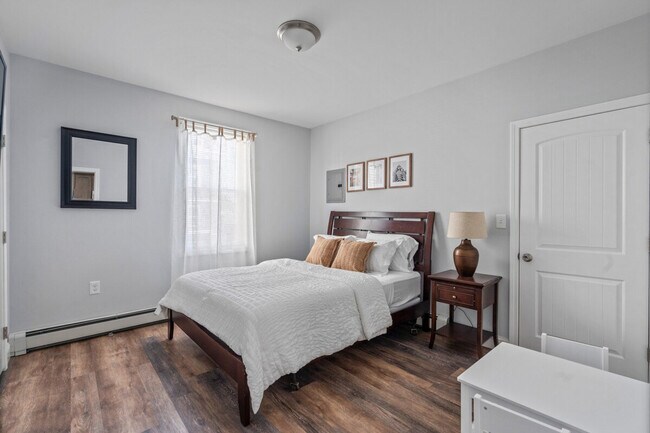 Building Photo - 346 Admiral St