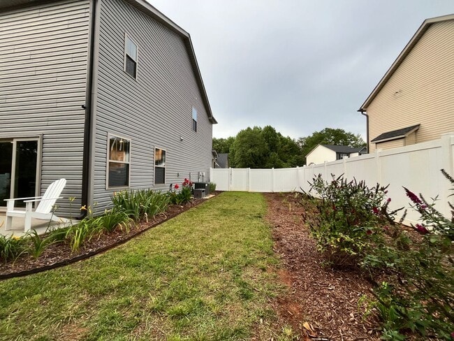 Building Photo - Private Home with Updated Interior!