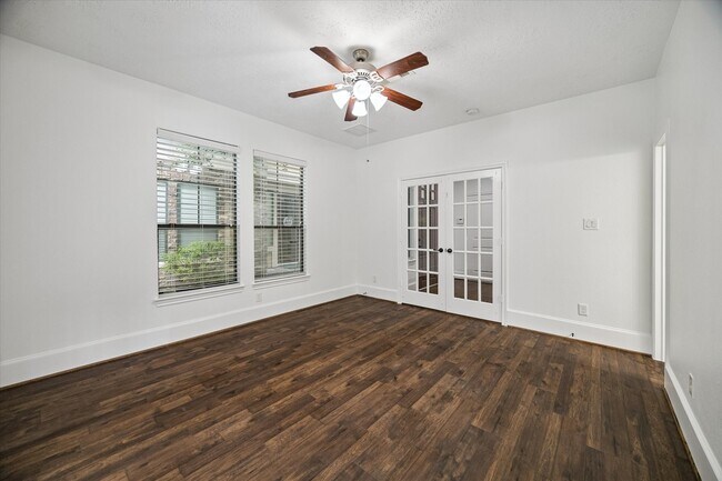 Building Photo - 1110 W 25th St