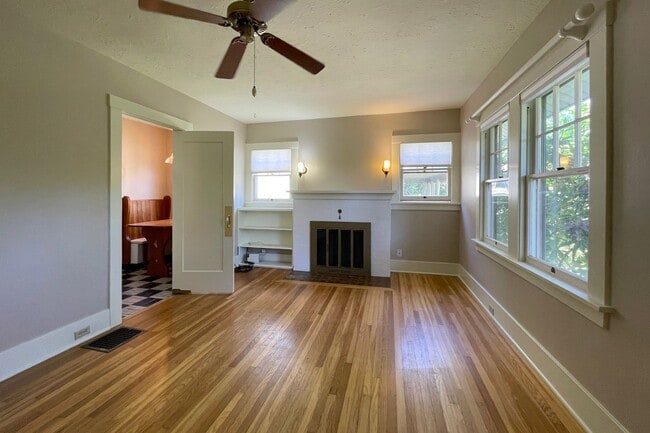Building Photo - Charming Alameda Bungalow With Large Fence...