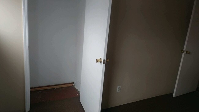 Building Photo - 222 RIVERSIDE 3 BED 1 BATH UPPER APT FOR RENT