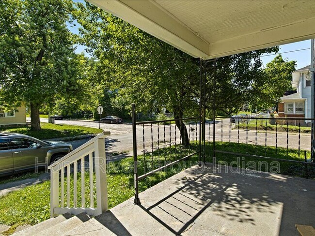 Building Photo - 3504 N Kenwood Ave
