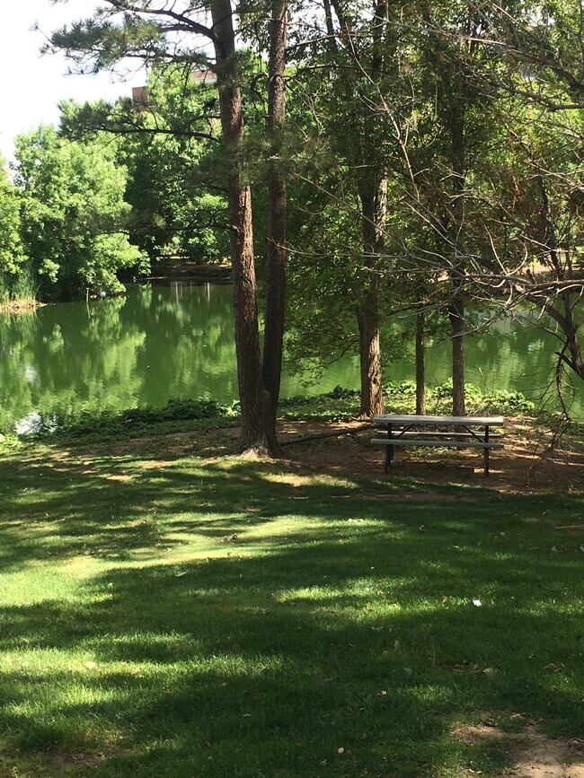 park-like community with lake-side seating areas and two outdoor patios with gas BBQs - 1350 Golden Cir