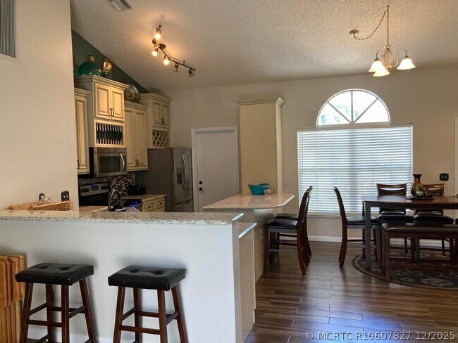Foto del edificio - 13016 Meadowbreeze Dr
