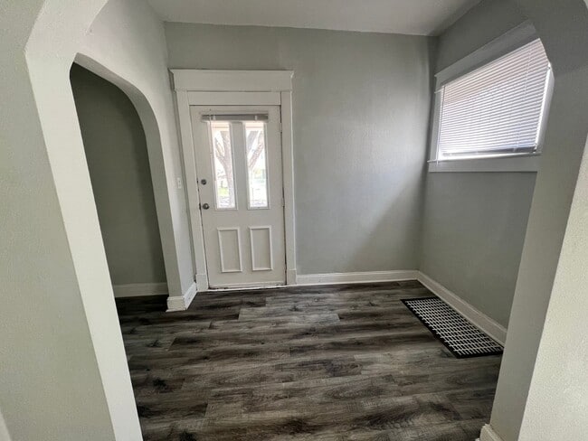 Building Photo - Coming Soon! Cute Kansas City Home 4 Bedro...