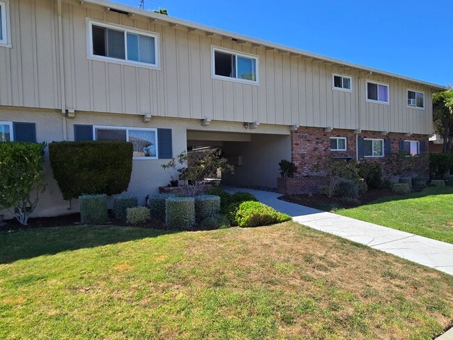 Building Photo - 844 Maryann Dr