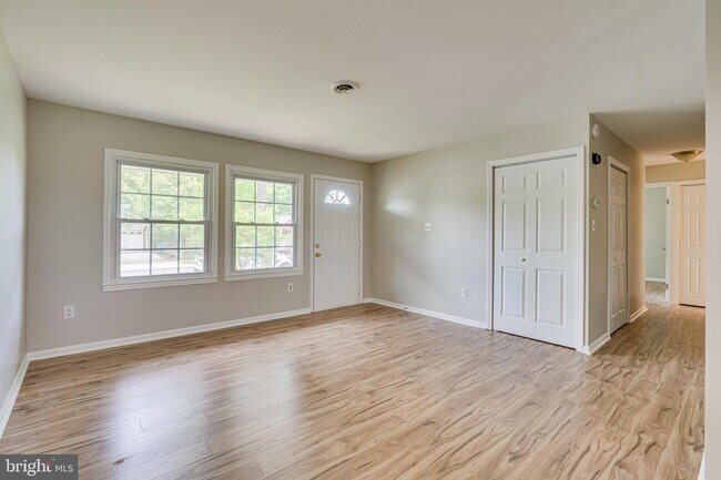 Building Photo - 907 W Redwood Rd