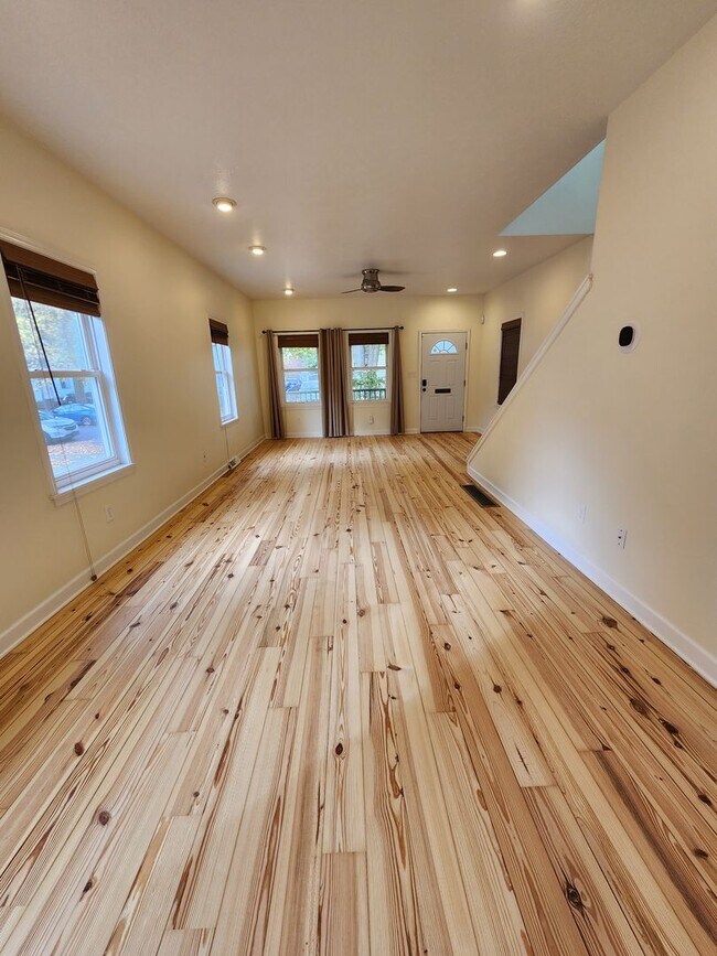 Building Photo - Modern 2 Bedroom Home For Rent