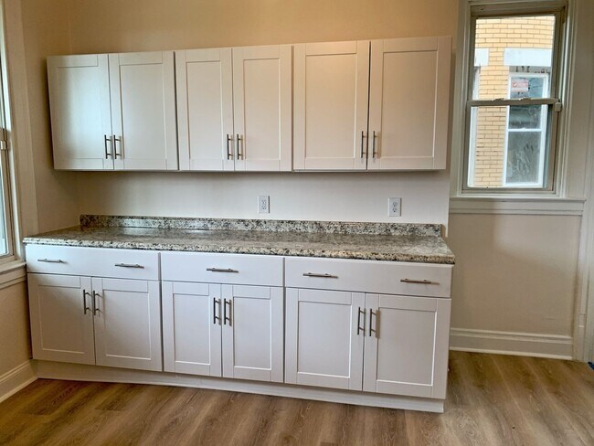 Building Photo - Huge fully renovated 4 bedroom/2.5 bath! M...