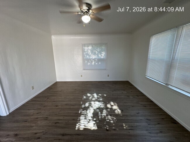 Foto del edificio - 700-710 E Tulare Ave