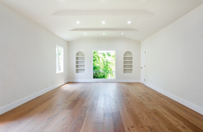 Building Photo - 452 S Roxbury Dr