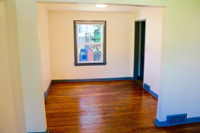 Building Photo - Cozy Seward Park Home with Large Yard!