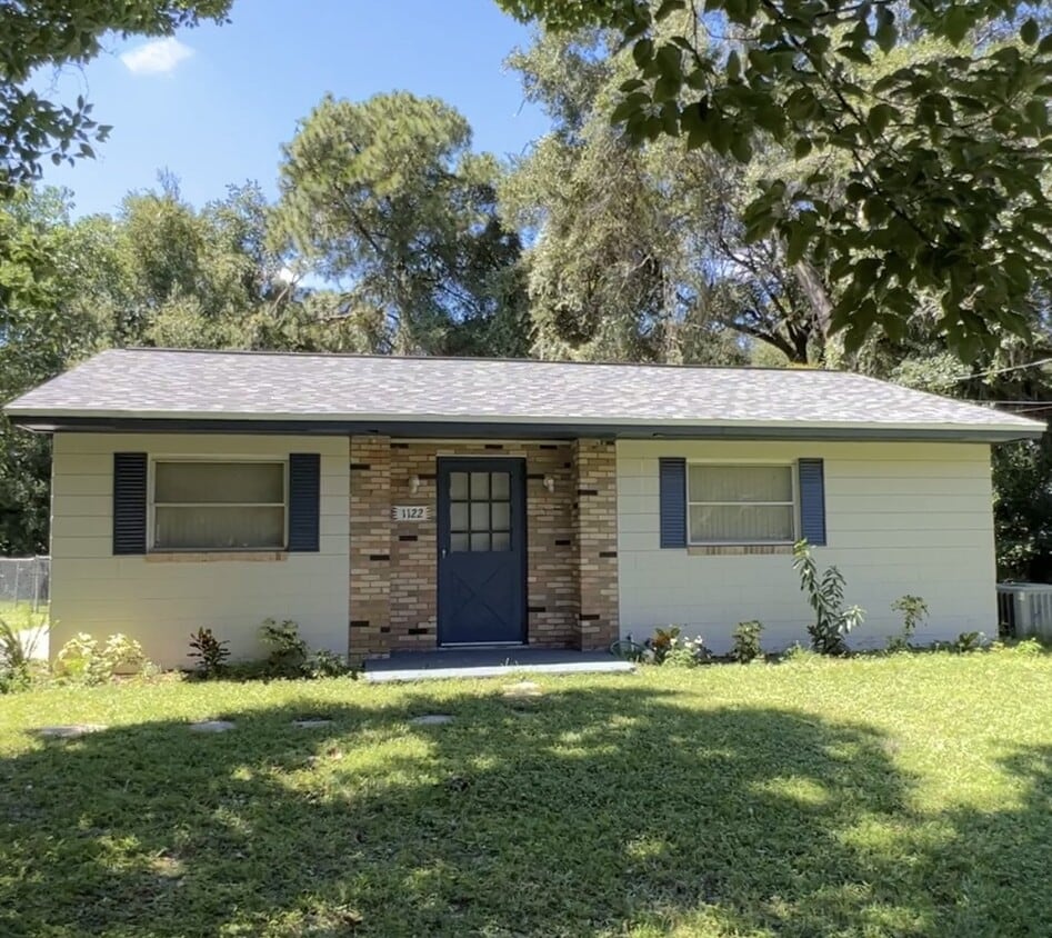Primary Photo - *Charming 2-Bedroom Bungalow with Fenced B...