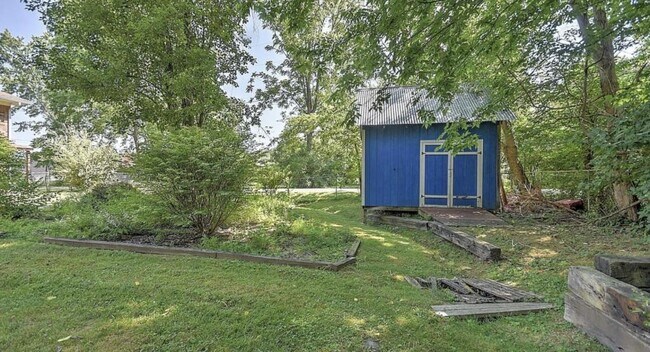 Building Photo - 1832 West Lakeview
