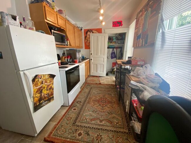 Building Photo - $625 | ROOMMATE WANTED | 7 Bedroom, 3 Bathroom House | Available for Immediate Move-In