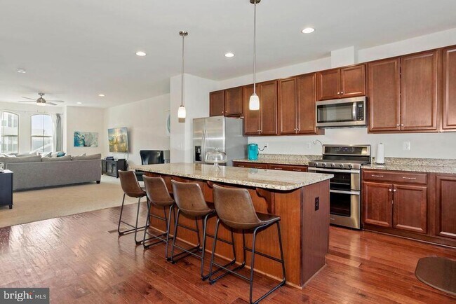Foto del edificio - 944 Basswood Dr